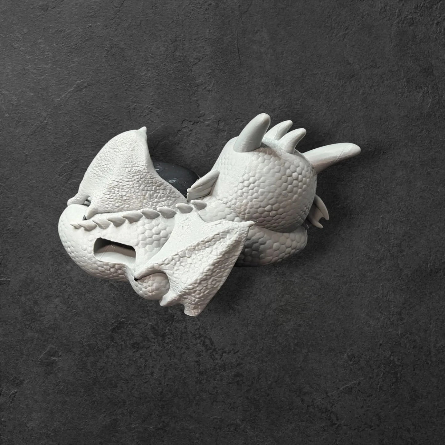 Echo Dot 3 Halter Entspannter Babydrache | Fantasy Drachen Figur Ständer | PLA