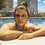 GTA 6 Release: Map-Größe in Vice City – Flugzeug mit Stadt im Hintergrund