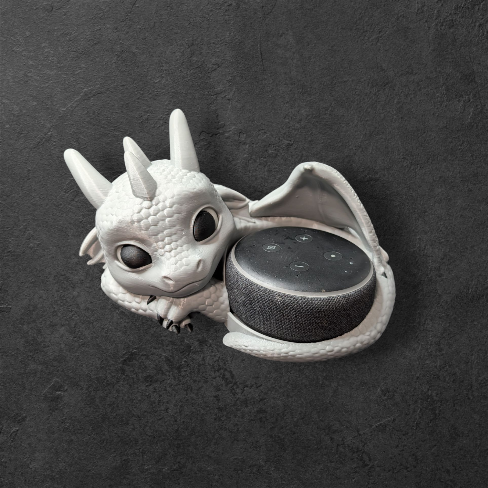 Entspannter Babydrache Display für Echo Dot 3 Generation aus PLA 3D-Druck in Grau Schwarz Glow