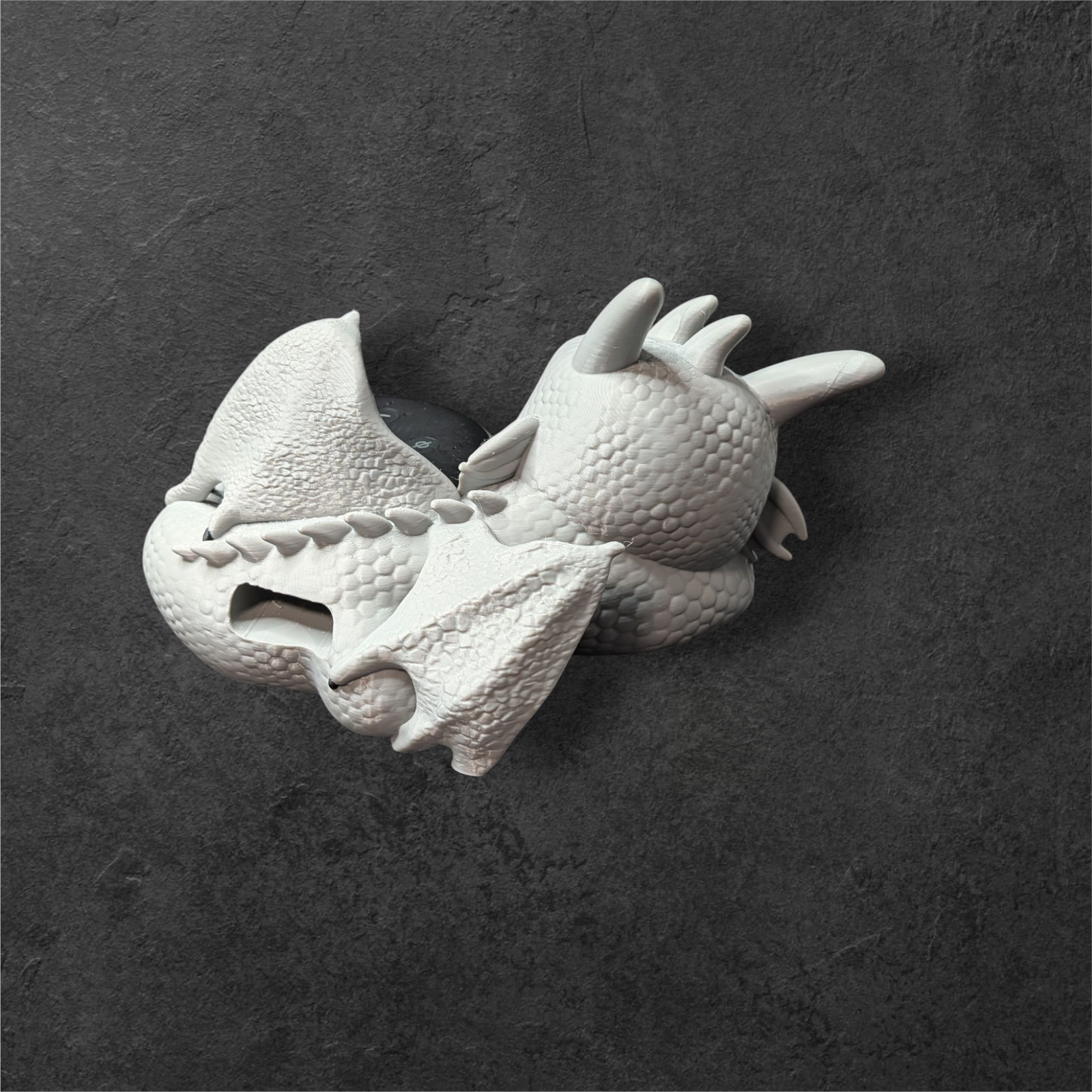 Echo Dot 3 auf Entspannter Babydrache Display – Deko im Wohnzimmer 3D-Druck PLA Grau Schwarz Glow