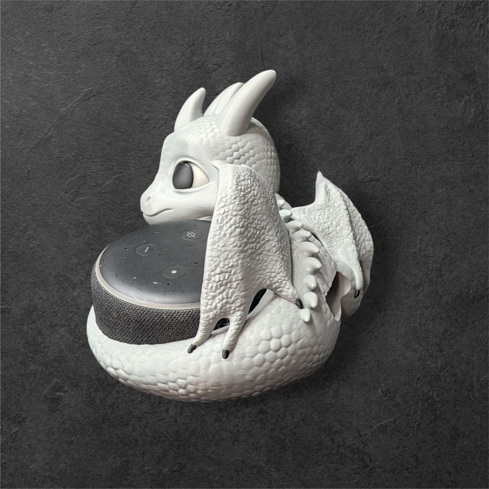 Babydrache Display aus PLA für Echo Dot 3 ohne Gerät freigestellt – Grau Schwarz Glow
