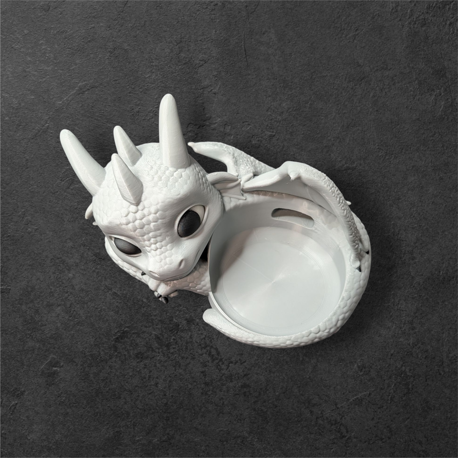 Detailaufnahme des Farbverlaufs Grau Schwarz Glow am PLA-Display Entspannter Babydrache Echo Dot 3