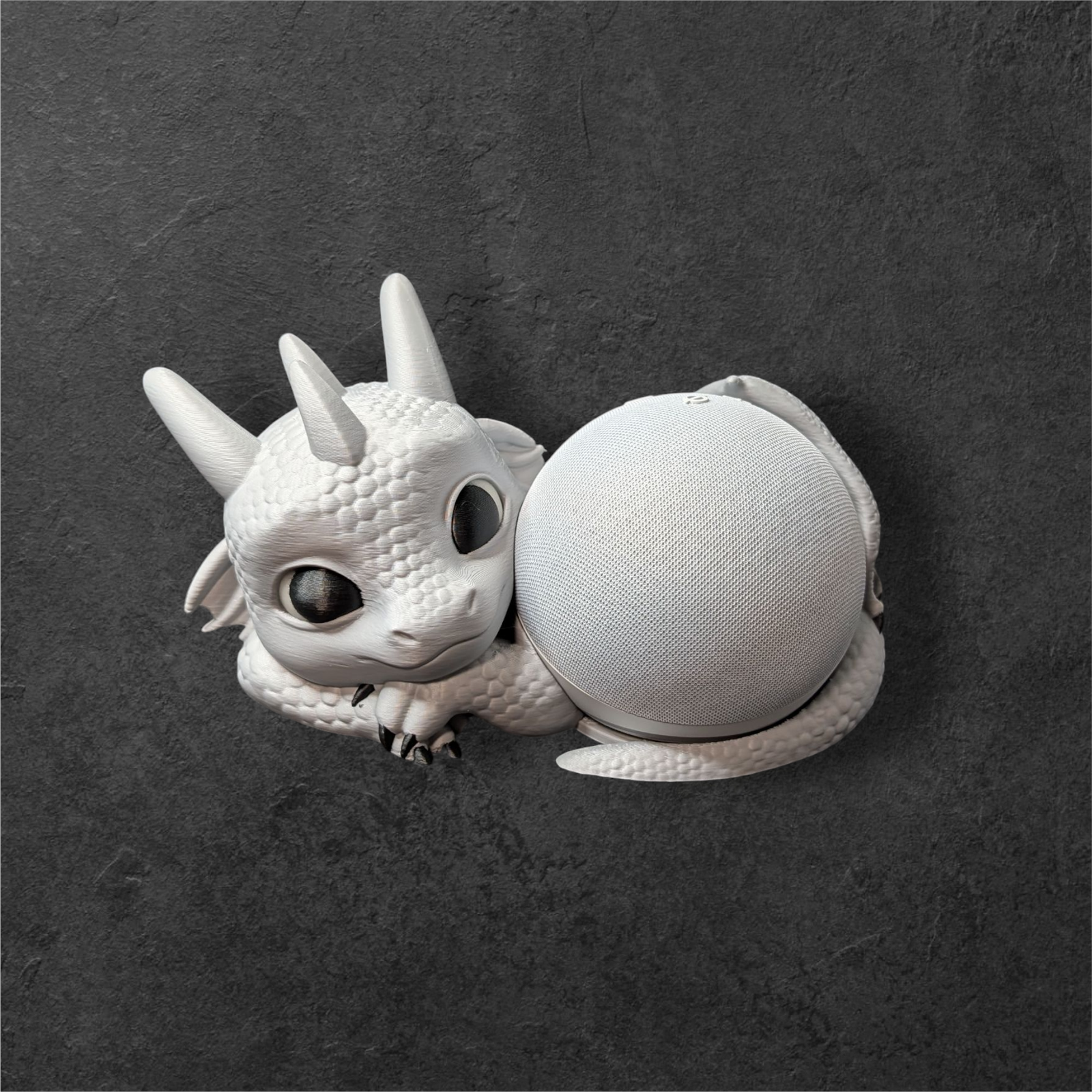 Echo Dot 5 Halterung Babydrache frontal mit Gerät