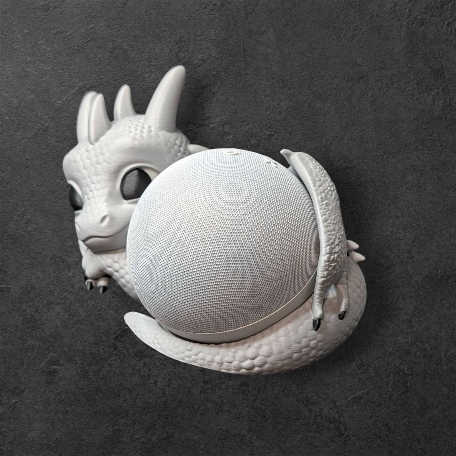 Echo Dot 5 Halterung Babydrache – PLA 3D-Druck schräg mit Echo Dot